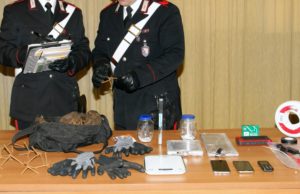 Casalnuovo. Miscela esplosiva con chiodi a 4 punte per far saltare i bancomat: arrestati tre uomini