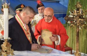 Carinaro: l’Osmtj consegna il Pastorale dinanzi al cardinale Sepe e don Antonio Lucariello