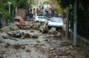 Ischia. 13 dispersi ed auto in mare a causa di una frana