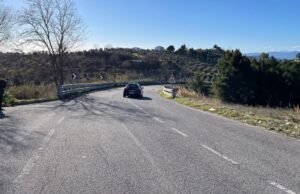 Auto finisce nella scarpata, morti tre studenti ventenni
