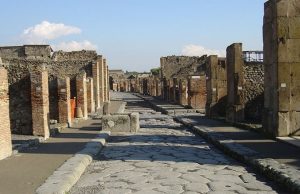 Pompei: 4 turisti spagnoli scavalcano recinzione degli Scavi, denunciati dai carabinieri