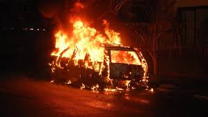 Bacoli, auto in fiamme nella notte