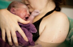 Massa di Somma: a fine gennaio nasce un bambino ma lo Stato non lo sa, carabinieri denunciano donna romantica