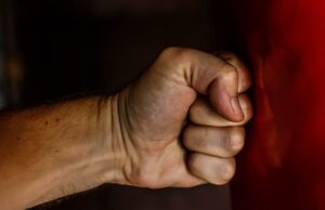 Napoli e provincia: uomini che odiano le madri, tre storie di violenza con la dipendenza come motore