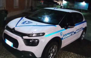 Atripalda, auto in fiamme nella notte: a scongiurare il peggio l’intervento di una guardia giurata