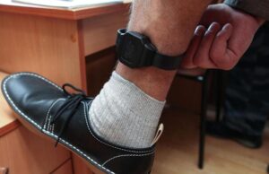 Qualiano: dispositivo anti-stalking, allarme al 112 e manette per un 30enne