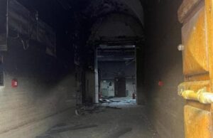 Incendio al Comune di Napoli, bruciato l’ingresso di via Verdi del Consiglio comunale